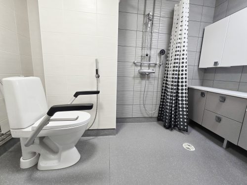 Senioriasuntojen vessoissa on käsituet.