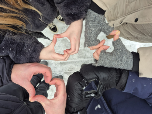 Luova-hankkeen osallistujat tekevät sydänmerkit